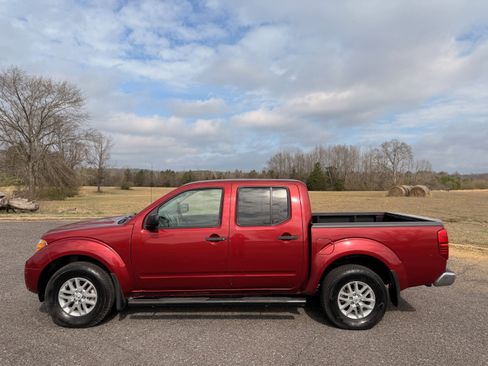 Used 2019 Nissan Frontier SV image 2