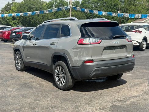 Used 2021 Jeep Cherokee Latitude Plus w/ Mopar Interior Package FWD image 9