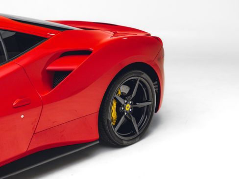 Used 2017 Ferrari 488 GTB RWD image 14