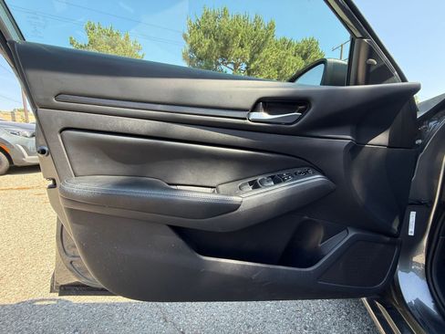 Used 2025 Nissan Altima 2.5 SV FWD image 18
