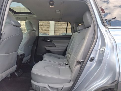 Used 2022 Toyota Highlander XLE image 9