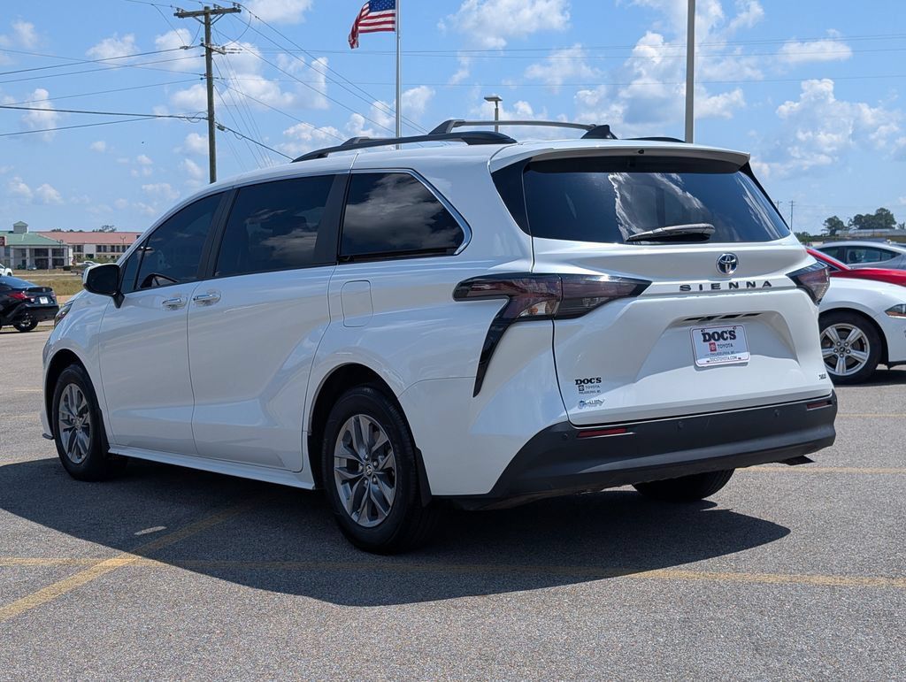 Used 2025 Toyota Sienna XLE w/ XLE Plus Package FWD image 3
