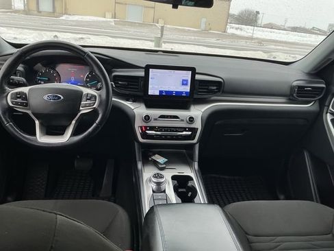 Used 2021 Ford Explorer XLT image 28