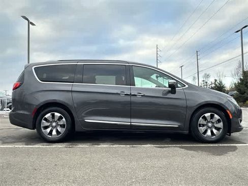 Used 2019 Chrysler Pacifica Limited w/ Advanced Safetytec Group image 3