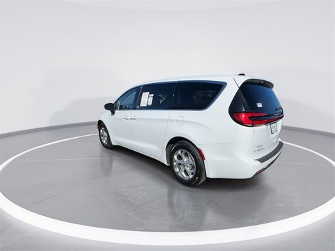 Used 2024 Chrysler Pacifica Limited image 6