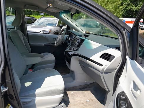 Used 2014 Toyota Sienna L FWD image 39