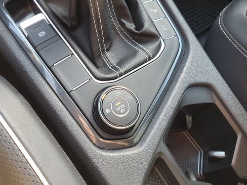 Used 2022 Volkswagen Tiguan SEL R-Line image 40