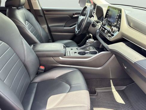 Used 2020 Toyota Highlander XLE AWD/4WD image 21