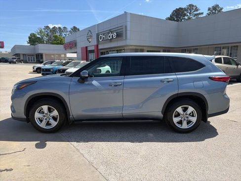 Used 2022 Toyota Highlander LE image 1
