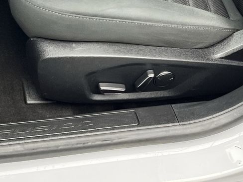 Used 2019 Ford Fusion SE FWD image 11