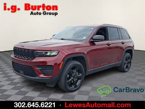 Used 2023 Jeep Grand Cherokee Altitude AWD/4WD image 3