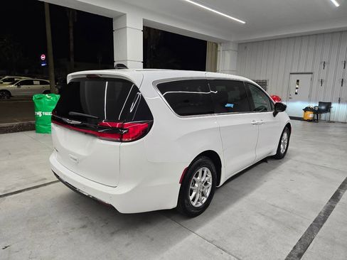 Used 2024 Chrysler Pacifica Touring-L image 6