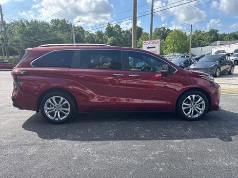 Used 2024 Toyota Sienna Platinum FWD image 7