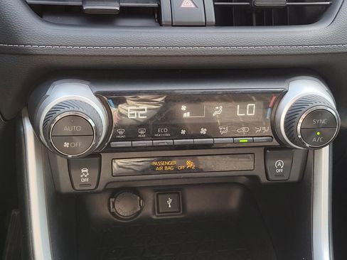 Used 2020 Toyota RAV4 XLE w/ Carpet Mat Package FWD image 24