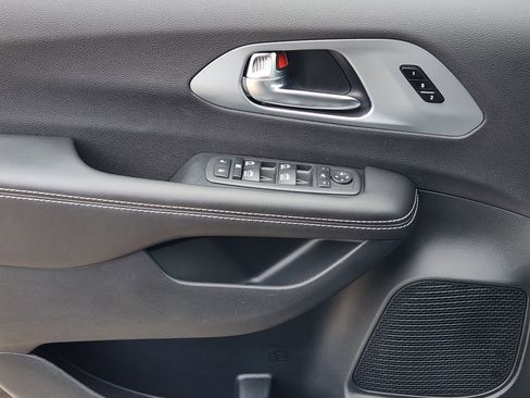 New 2026 Chrysler Pacifica Limited FWD image 17