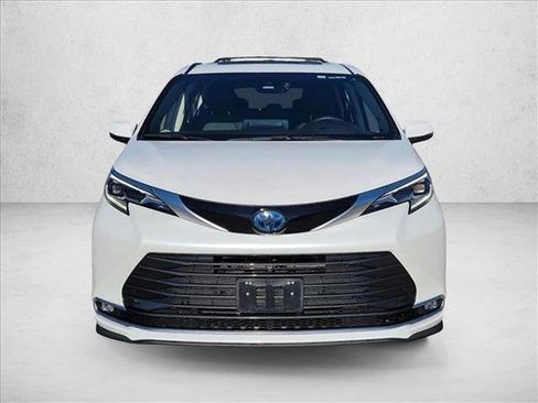 Used 2024 Toyota Sienna Platinum image 2