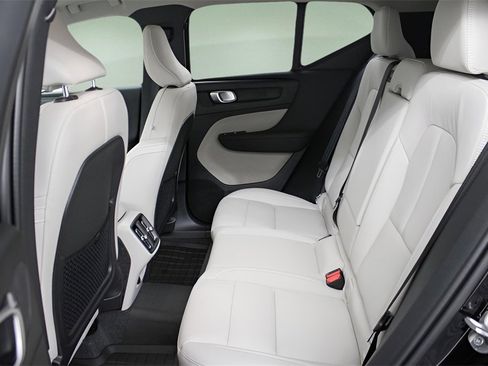 Certified 2025 Volvo XC40 B5 Plus w/ Protection Package Premier image 22