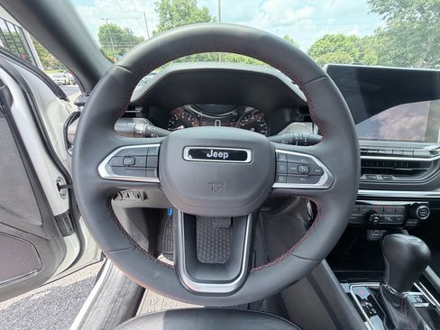 Used 2025 Jeep Compass Trailhawk AWD/4WD image 12
