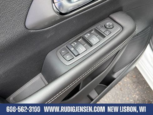New 2026 Chrysler Pacifica Select w/ S Appearance Package AWD/4WD image 11