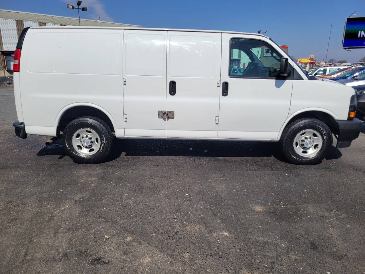 Used 2019 Chevrolet Express 2500 w/ Communications Package RWD image 4