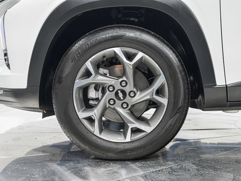 Used 2025 Chevrolet Trax LT w/ LT Convenience Package FWD image 3