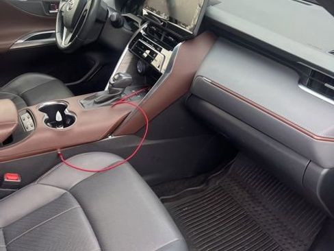 Used 2022 Toyota Venza Limited image 11