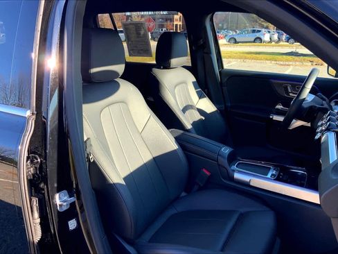 Used 2025 Mercedes-Benz GLB 250 4MATIC image 7