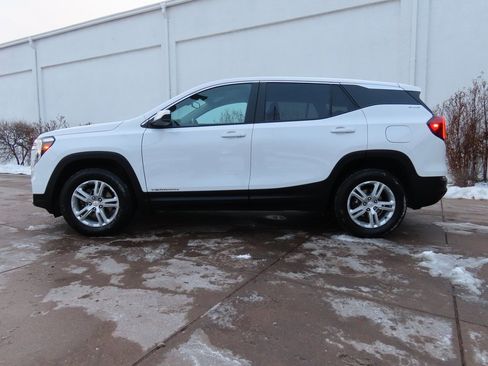 Used 2024 GMC Terrain SLE image 4