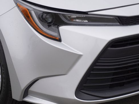 Used 2024 Toyota Corolla LE image 3