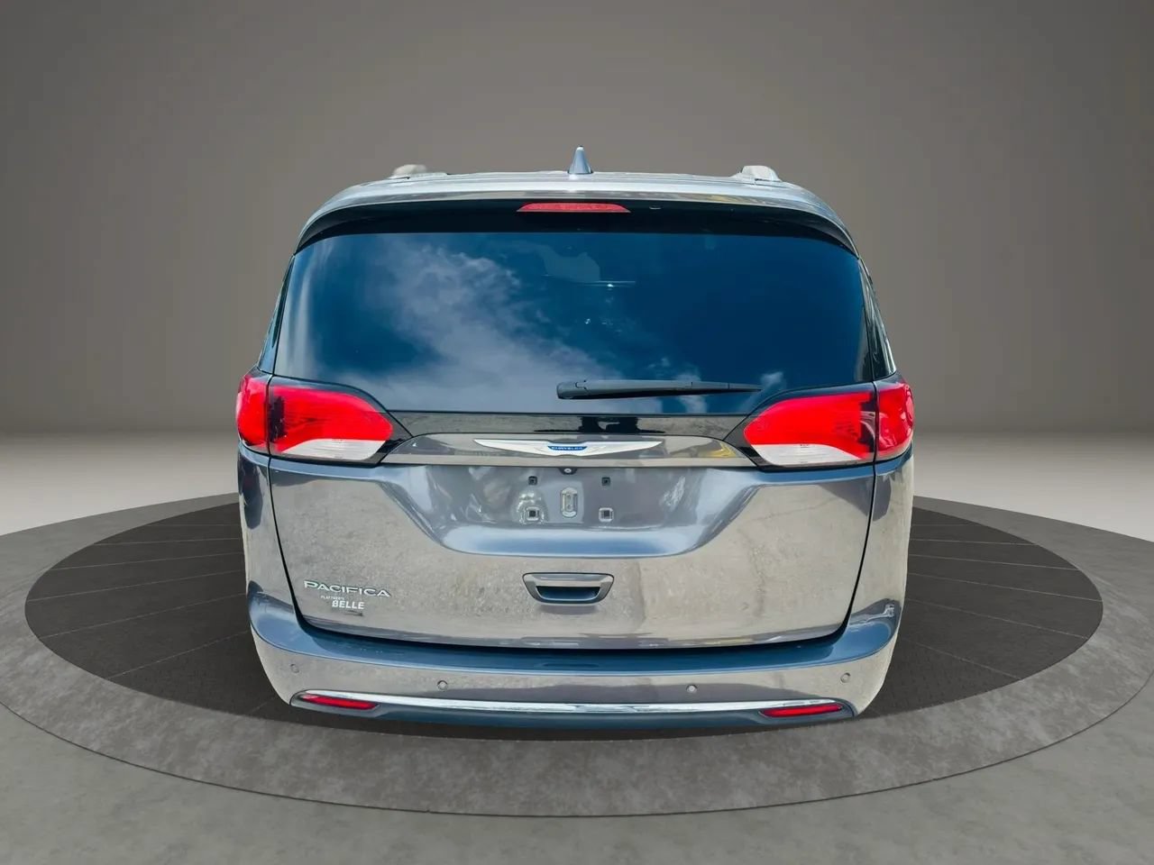 Used 2018 Chrysler Pacifica Touring-L Plus FWD image 4