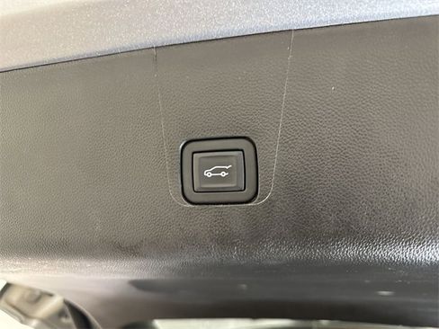 Used 2023 Chevrolet Traverse LT image 26