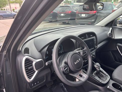 Used 2025 Kia Soul LX w/ LX Technology Package FWD image 32