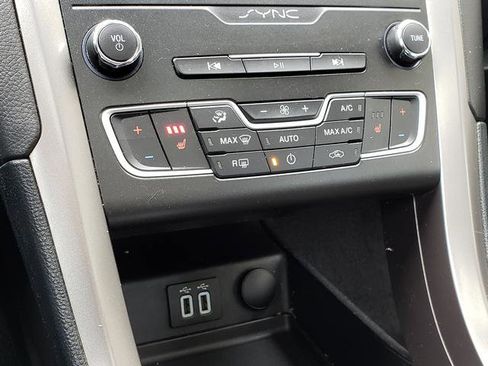 Used 2019 Ford Fusion SE image 24