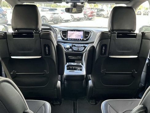 New 2026 Chrysler Pacifica Limited w/ Uconnect Theater Family Group FWD image 27