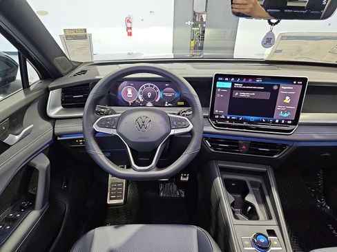 New 2026 Volkswagen Tiguan SE R-Line FWD image 15