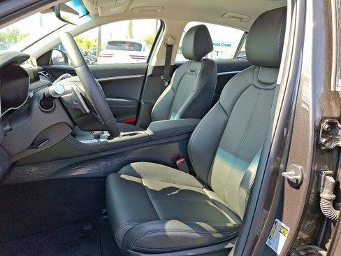 Used 2025 Genesis G70 2.5T image 13