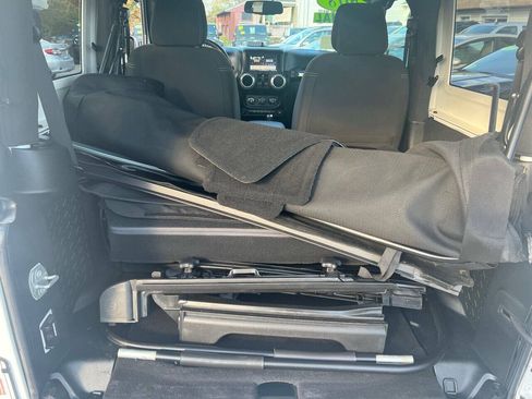 Used 2018 Jeep Wrangler Sahara w/ Connectivity Group AWD/4WD image 25