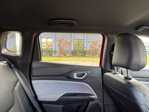 Used 2025 Jeep Compass Latitude image 14