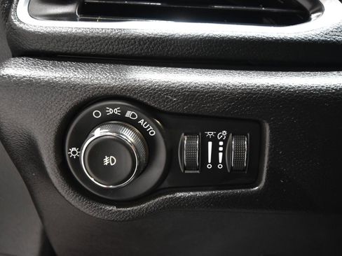 Used 2020 Chrysler Pacifica Limited FWD image 14