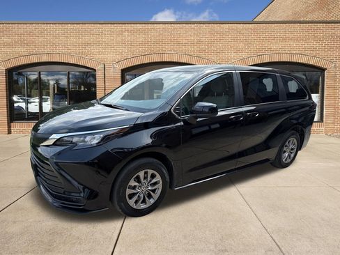 Used 2025 Toyota Sienna LE FWD image 10