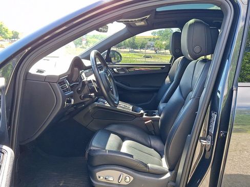 Used 2023 Porsche Macan AWD/4WD image 3
