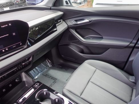 Used 2025 Audi Q6 e-tron Premium AWD/4WD image 17