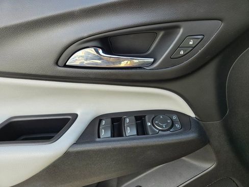 Used 2018 Chevrolet Equinox LT image 17