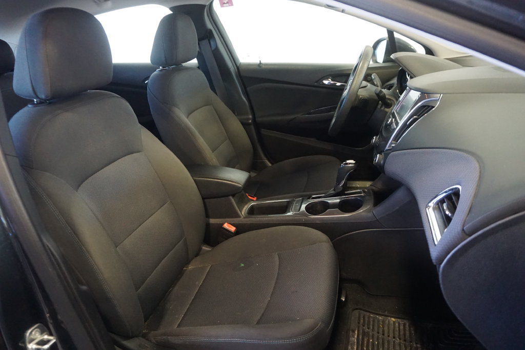 Used 2018 Chevrolet Cruze LT w/ Convenience Package FWD image 20