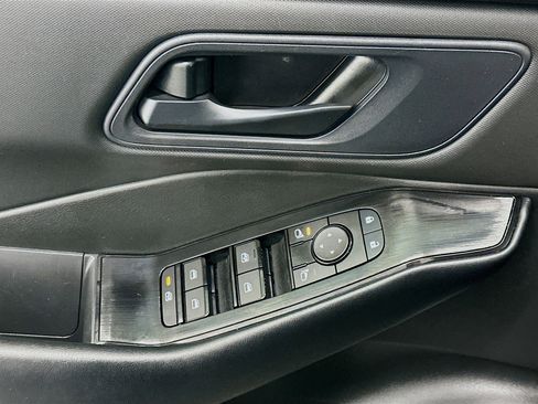 Used 2024 Nissan Rogue S image 15