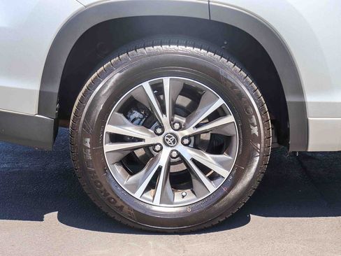 Used 2017 Toyota Highlander LE w/ Carpet Mat Package FWD image 9