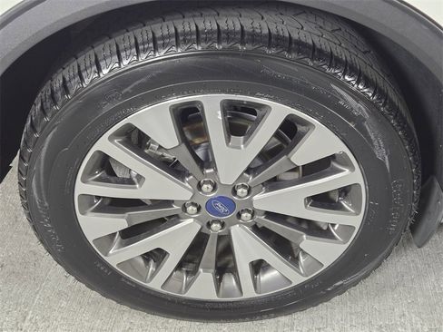 Used 2020 Ford Escape Titanium image 9