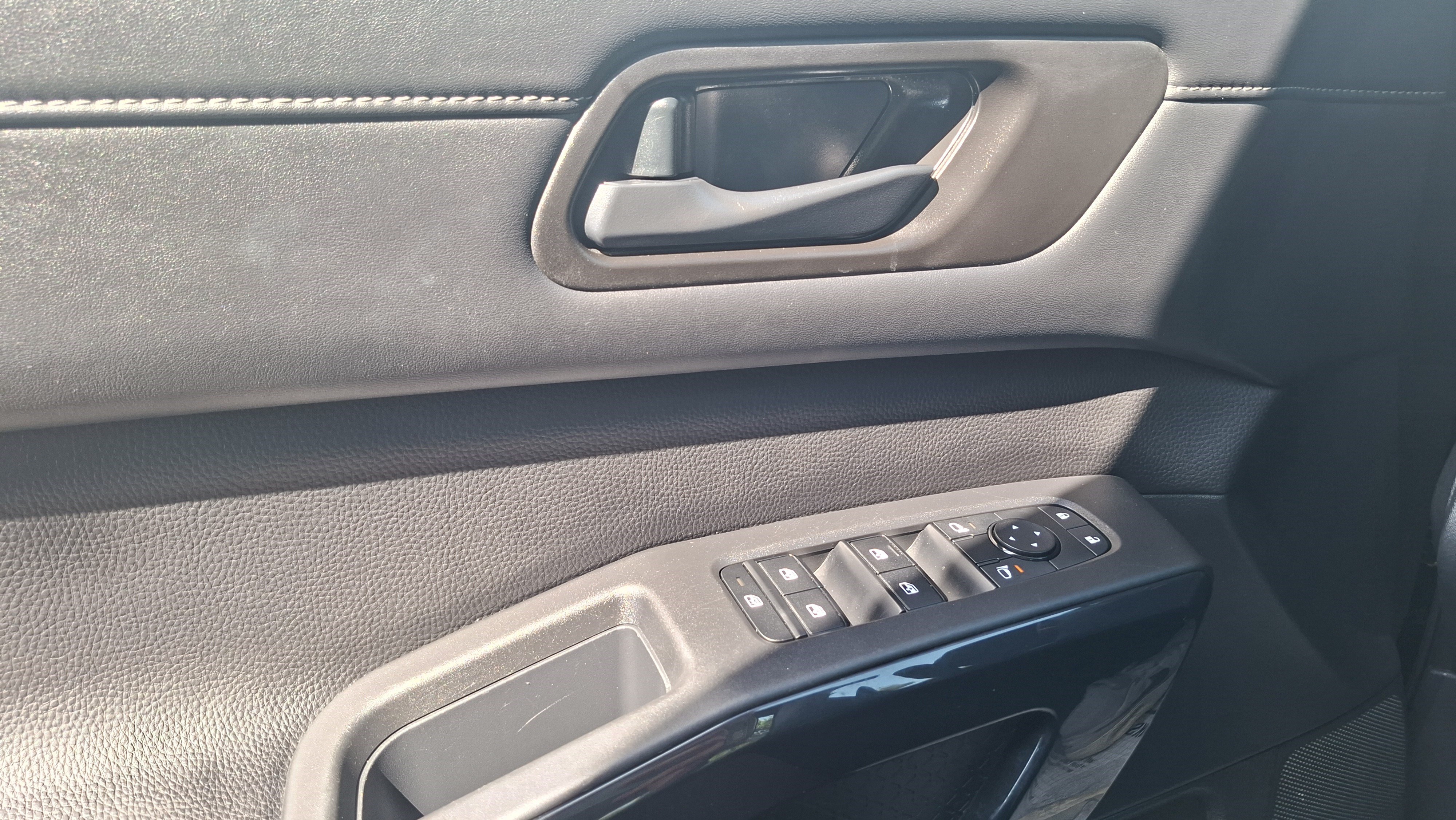 Certified 2025 Nissan Pathfinder SV FWD image 17