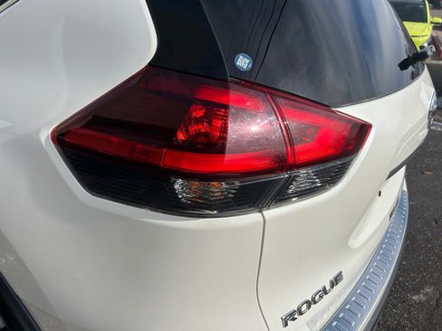 Used 2019 Nissan Rogue SV w/ Sun & Sound Touring Package image 17