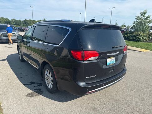 Used 2020 Chrysler Pacifica Touring-L FWD image 4